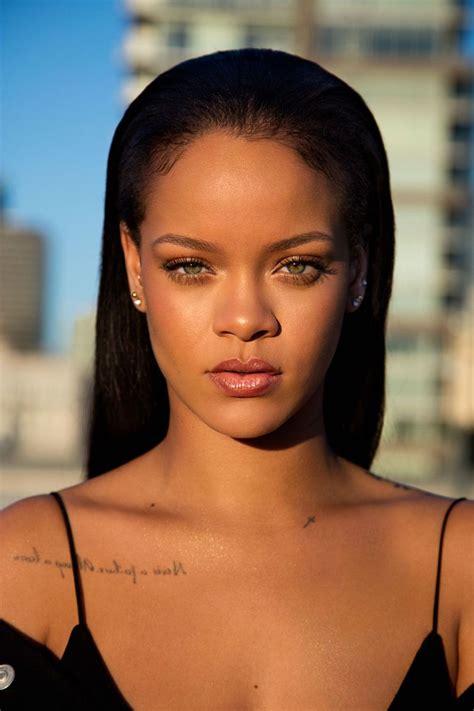 Rihanna gets naked in sexiest photoshoot ever from behind the。